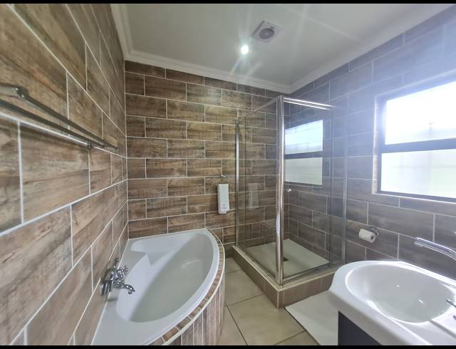 3 BEDROOM DUET TO LET IN BIRDSWOOD